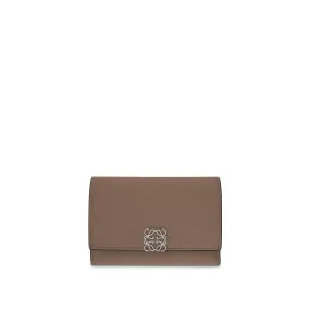 Anagram Small Vertical Wallet in Pebble Grain Calfskin in Sand